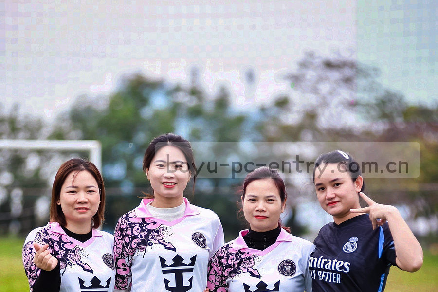 两块直角色块左右并置，交界处只有一条细线，画面无人无字